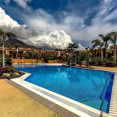 Townhouse In La Duquesa With Bbq And Shared Pool アデヘ