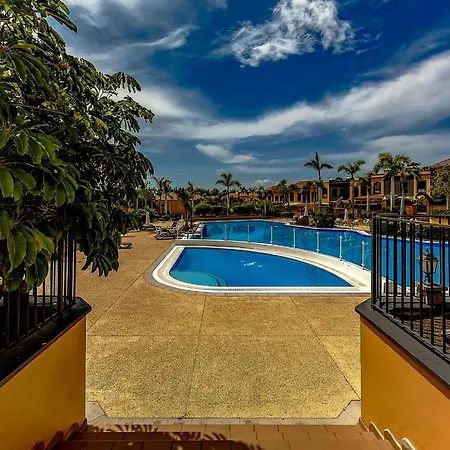 Townhouse In La Duquesa With Bbq And Shared Pool Hébergement de vacances *